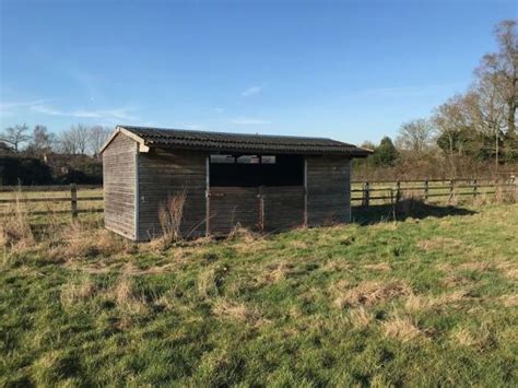 2 acres. . Stables and grazing to rent bedfordshire